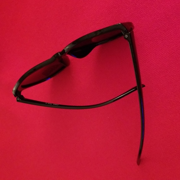 Dark Fashion Sunglasses - Picture 3 of 4